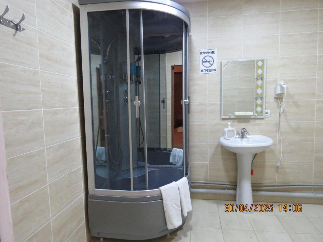 Pride Hotel Taraz Esterno foto